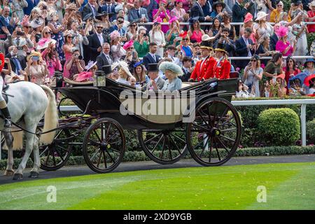 Ascot, Berkshire. Juni 2024. Der König und die Königin Camilla kommen auf der Ascot Racecourse in Berkshire in der königlichen Prozession an Tag vier der Royal AscotCredit: Maureen McLean/Alamy Live News Stockfoto