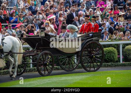 Ascot, Berkshire. Juni 2024. Der König und die Königin Camilla kommen auf der Ascot Racecourse in Berkshire in der königlichen Prozession an Tag vier der Royal AscotCredit: Maureen McLean/Alamy Live News Stockfoto