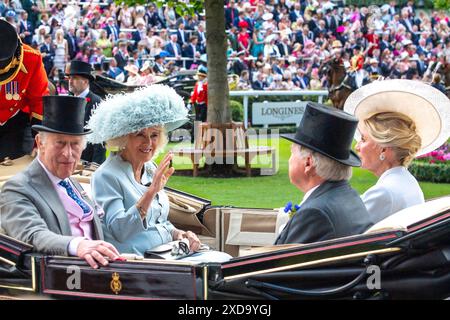 Ascot, Berkshire. Juni 2024. Der König und die Königin Camilla kommen auf der Ascot Racecourse in Berkshire in der königlichen Prozession an Tag vier der Royal AscotCredit: Maureen McLean/Alamy Live News Stockfoto