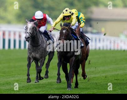 Inisherin wurde von Tom Eaves (rechts) auf dem Weg zum Sieg des Commonwealth Cup während des vierten Tages von Royal Ascot auf der Ascot Racecourse in Berkshire geritten. Bilddatum: Freitag, 21. Juni 2024. Stockfoto