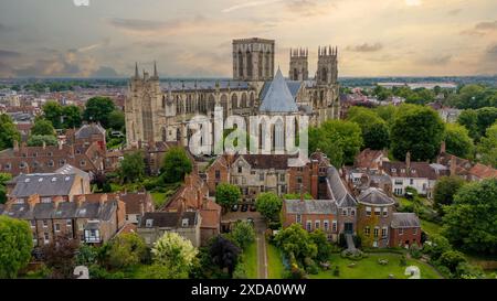 York, England. York Minster bei Sonnenuntergang, aus der Vogelperspektive auf die Stadt York mit dem Minster und den umliegenden historischen Gebäuden. Berühmtes Reiseziel Stockfoto