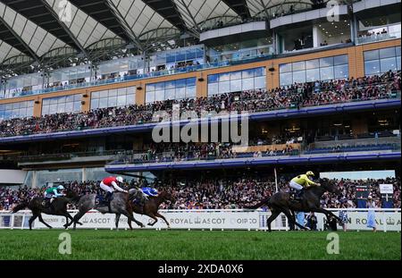 Inisherin wurde von Tom Eaves (rechts) auf dem Weg zum Sieg des Commonwealth Cup während des vierten Tages von Royal Ascot auf der Ascot Racecourse in Berkshire geritten. Bilddatum: Freitag, 21. Juni 2024. Stockfoto