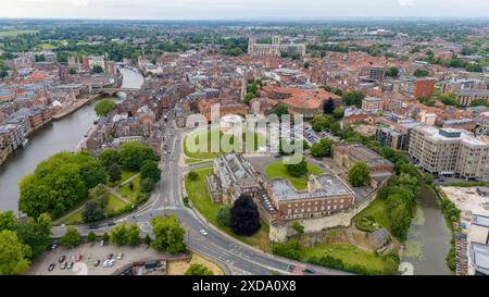 York, North Yorkshire, aus der Vogelperspektive mit York Minster, dem Fluss Ouse, den Stadtmauern und dem historischen Zentrum. Stockfoto