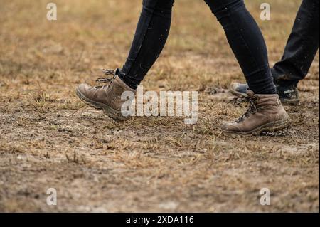 Neuhausen Ob Eck, Deutschland. Juni 2024. Besucher spazieren über das Gelände des Southside Festivals im Schlamm. Das Rockmusikfestival ist eines der größten Open-Air-Festivals in Deutschland. Quelle: Silas Stein/dpa/Alamy Live News Stockfoto