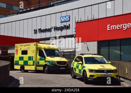 London, Großbritannien. Juni 2024. Krankenwagen, die vor der Notaufnahme im St. Thomas' Hospital geparkt wurden, einem der Krankenhäuser des NHS (National Health Service), die von einem Ransomware-Angriff betroffen waren, der angeblich von russischen Cyberkriminellen durchgeführt wurde. NHS England hat erklärt, dass die gestohlenen Daten nun online von den Hackern veröffentlicht wurden. (Credit Image: © Vuk Valcic/SOPA Images via ZUMA Press Wire) NUR REDAKTIONELLE VERWENDUNG! Nicht für kommerzielle ZWECKE! Stockfoto