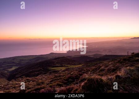 Wunderschöner Sonnenuntergang über der Südküste der Insel Sao Miguel auf den Azoren. Goldene Stunde Landschaft der Insel Sao Miguel. Stockfoto