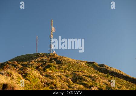 Telekommunikationsturm auf der Spitze des Pico da Barrosa auf der Insel Sao Miguel auf den Azoren. Stockfoto