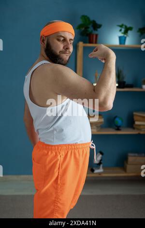 Man biegt Armmuskel im Fitness-Outfit Stockfoto