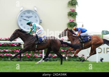 Porta Fortuna, geritten von Tom Marquand (links), gewann den Krönungseinsatz während des vierten Tages von Royal Ascot auf der Ascot Racecourse, Berkshire. Bilddatum: Freitag, 21. Juni 2024. Stockfoto