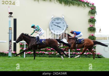 Porta Fortuna, geritten von Tom Marquand (links), gewann den Krönungseinsatz während des vierten Tages von Royal Ascot auf der Ascot Racecourse, Berkshire. Bilddatum: Freitag, 21. Juni 2024. Stockfoto