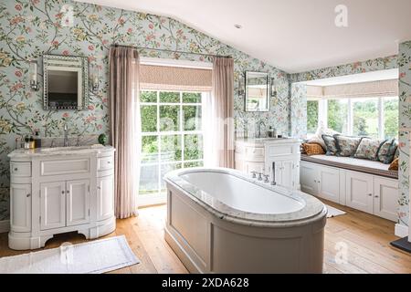 Luxuriöses Badezimmer mit Spiegeln im Landhaus aus dem 16. Jahrhundert, Suffolk, England, Großbritannien Stockfoto