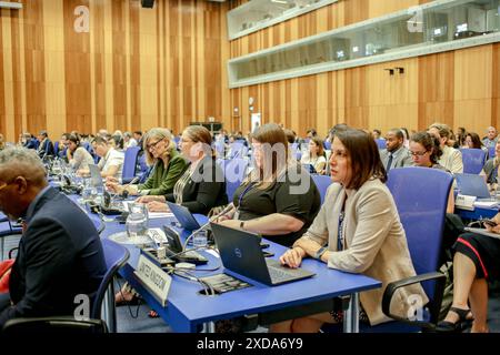 Wien, Österreich, Österreich. Juni 2024. LAURA HOLGATE, Botschafterin der Vereinigten Staaten bei den Vereinten Nationen in Wien, spricht vor dem Komitee für die friedliche Nutzung des Weltraums: 2024 hielt es. Siebenundsechzigste Sitzung in Wien, die am 19. Juni zu einer zweiwöchigen jährlichen Konferenz in den 102 Mitgliedern zusammen auftaktet. Stockfoto