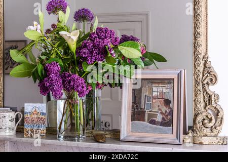 Lila Hortensie und Calla-Lilien auf dem Kaminsims auf der denkmalgeschützten viktorianischen Terrasse, Camden, London, Großbritannien Stockfoto