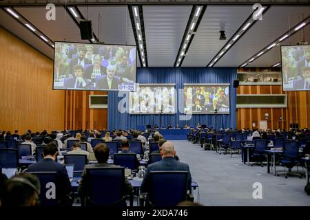 Wien, Österreich, Österreich. Juni 2024. LAURA HOLGATE, Botschafterin der Vereinigten Staaten bei den Vereinten Nationen in Wien, spricht vor dem Komitee für die friedliche Nutzung des Weltraums: 2024 hielt es. Siebenundsechzigste Sitzung in Wien, die am 19. Juni zu einer zweiwöchigen jährlichen Konferenz in den 102 Mitgliedern zusammen auftaktet. Stockfoto