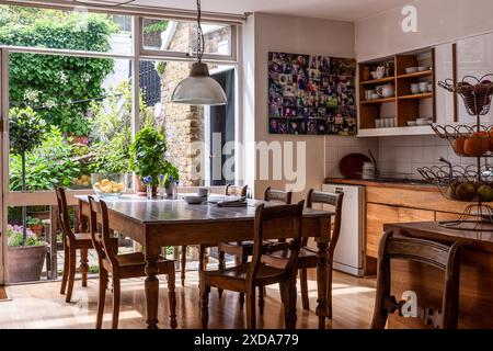 Küche aus den 1960er Jahren, entworfen von John Prizeman in der denkmalgeschützten viktorianischen Terrasse, Camden, London, Großbritannien Stockfoto