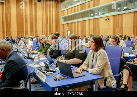 Wien, Österreich, Österreich. Juni 2024. LAURA HOLGATE, Botschafterin der Vereinigten Staaten bei den Vereinten Nationen in Wien, spricht vor dem Komitee für die friedliche Nutzung des Weltraums: 2024 hielt es. Siebenundsechzigste Sitzung in Wien, die am 19. Juni zu einer zweiwöchigen jährlichen Konferenz in den 102 Mitgliedern zusammen auftaktet. Stockfoto