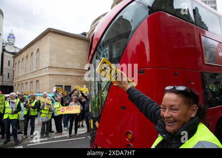 Die Teilnehmer versammeln sich während eines Protestes gegen die Erweiterung der ULEZ vor dem BBC Broadcasting House in London. Stockfoto