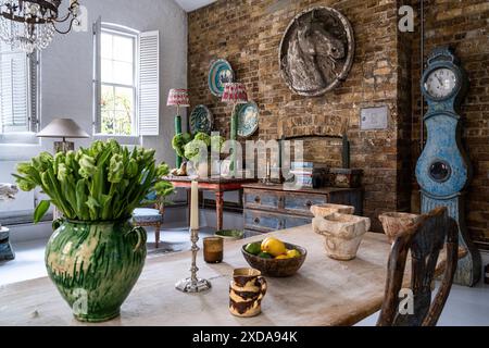 Gips-Pferdekopf mit Blumen auf rustikalen französischen antiken Tisch im viktorianischen Schulhaus aus dem späten 19. Jahrhundert, Battersea, London, Großbritannien Stockfoto