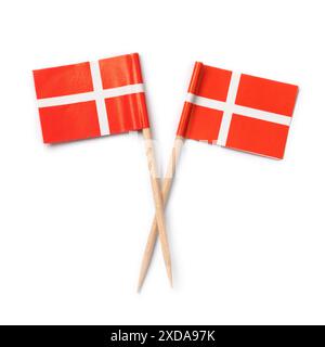 Dänische Miniatur-Papierflaggen nahe oben isoliert auf weißem Hintergrund Stockfoto
