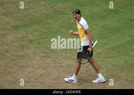 Halle, Deutschland. Juni 2024. Tennis: ATP Tour, Einzel, Viertelfinale, Fils (Frankreich) - Zverev (Deutschland). Alexander Zwerev ballt seine Faust. Quelle: Friso Gentsch/dpa/Alamy Live News Stockfoto