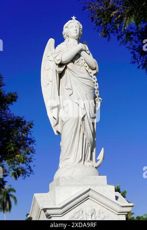 Friedhof Cementerio Santa Ifigenia, Santiago de Cuba, Kuba, Zentralamerika, Nahaufnahme einer Marmor-Engelsstatue vor einem hellblauen Himmel, Kuba Stockfoto