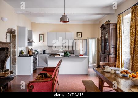 Modernisierte Küche in renoviertem, aus Stein gebautem Hotel aus dem Jahr 1770 in Saulieu, Burgund, Frankreich. Stockfoto