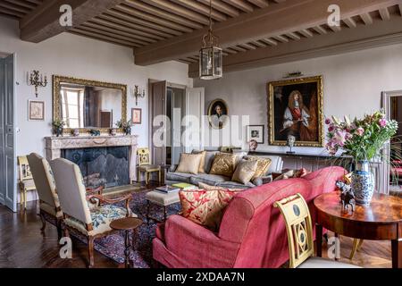 Balkendecken und antike Möbel in renoviertem, aus Stein gebautem Hotel aus dem Jahr 1770 in Saulieu, Burgund, Frankreich. Stockfoto