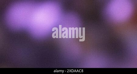 Violetter Hintergrund mit hellen Flecken, rauer Textur, körnigem Rauschen, rauer Textur, körnigem Rauschen. Stockfoto