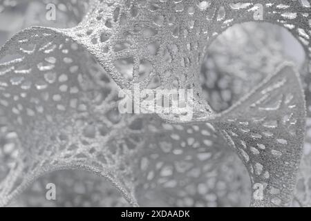 3D-gedrucktes weißes Gitterraster, dreidimensionales durchbrochenes Gitterfenster in Nahaufnahme. Abstrakter Hintergrund moderner Technologie. Stockfoto