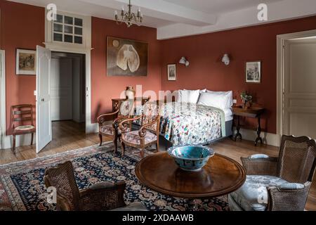 Ein paar antike Stühle am Fuß des Bettes in einem renovierten, aus Stein gebauten Hotel aus dem Jahr 1770 in Saulieu, Burgund, Frankreich. Stockfoto