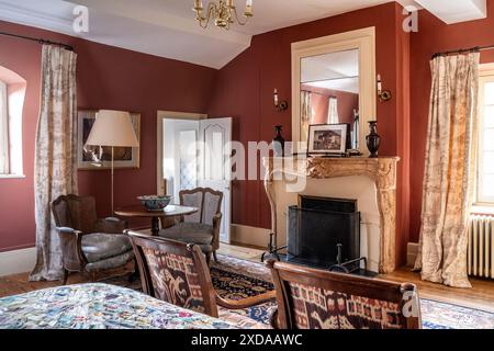 Vintage-Möbel und Marmorkamin in in braun lackiertem Schlafzimmer des renovierten Steinhotels, das aus dem Jahr 1770 in Saulieu, Burgund, Fra stammt Stockfoto