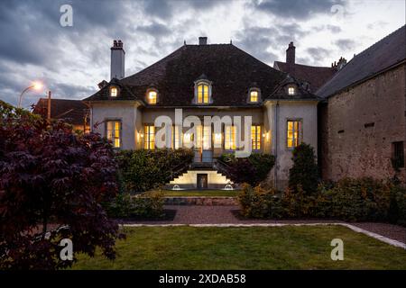 Beleuchtete Fassade in der Abenddämmerung. Renoviertes, aus Stein gebautes Hotel aus dem Jahr 1770 in Saulieu, Burgund, Frankreich. Stockfoto