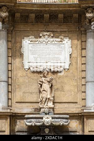 Brunnen, der die Sommersaison in Quattro Canti, Palermo, Sizilien, Italien darstellt Stockfoto