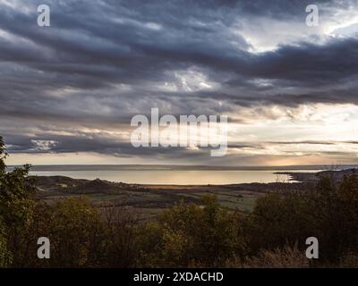 Panoramablick auf den Berg Szigliget und den Balaton-See auf Balatonfelvidék in Ungarn mit Weinbaugebiet Balaton im Vorland Stockfoto