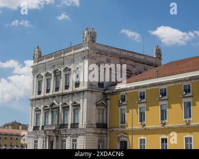 Außenansicht eines imposanten historischen Gebäudes mit architektonischen Details und Statuen unter blauem Himmel, lissabon, portugal Stockfoto