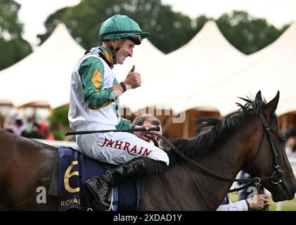 21. Juni 2024; Ascot Racecourse, Berkshire, England: Royal Ascot Horse Racing, 4. Tag; Porta Fortuna geritten von Tom Marquand trainiert von Donnacha Aidan O’Brien gewinnt Rennen 3; die Krönung steht an Tom Marquand feiert Stockfoto