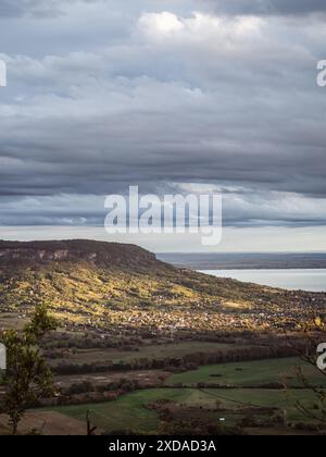 Panoramablick auf den Berg Badacsony im ungarischen Balatonfelvidék mit Weinbaugebiet Balaton im Vordergrund im Herbst Stockfoto