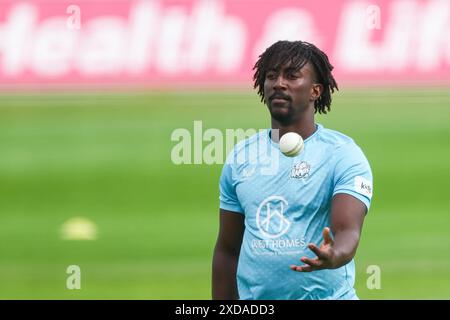 Worcester, Großbritannien. Juni 2024. Hayden Walsh, wärmt sich vor dem Spiel der Vitality T20 Blast zwischen Worcestershire Rapids und Birmingham Bears in New Road, Worcester, UK am 21. Juni 2024 auf. Foto von Stuart Leggett. Nur redaktionelle Verwendung, Lizenz für kommerzielle Nutzung erforderlich. Keine Verwendung bei Wetten, Spielen oder Publikationen eines einzelnen Clubs/einer Liga/eines Spielers. Quelle: UK Sports Pics Ltd/Alamy Live News Stockfoto