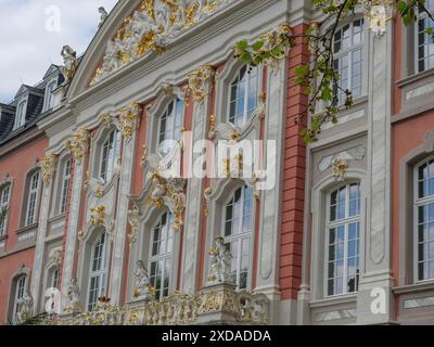 Prächtige Barockfassade eines Gebäudes mit weiß-goldenen Verzierungen, trier, deutschland Stockfoto