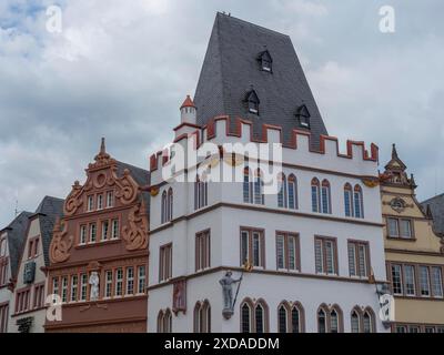 Reihe detaillierter mittelalterlicher Gebäude mit Türmen und dekorativen Fassaden, trier, deutschland Stockfoto