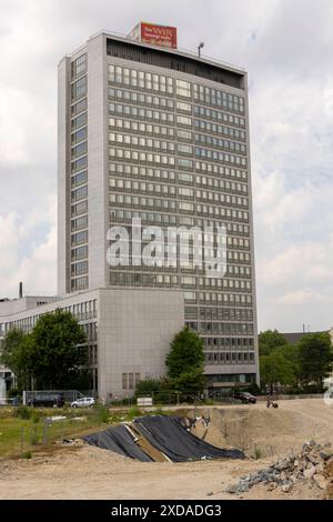 Das ehemalige Post-Bank Bürohochhaus in Essen. 06.06.2024, EU, DEU, Deutschland, Nordrhein-Westfalen, Essen: das RWE-Hochhaus Kruppstraße 5 zählt zu den Landmarken der Essener Skyline. Es wurde an das britische Beteiligungshaus Tristan Capital Partners und Silverton Asset Solutions für seinen Core-Plus-Fonds CCP 5 LL verkauft. Die derzeitigen Mieter sind Innogy/Eon. Die Brachfläche des Y-Haus der ehemaligen RWE-Zentrale. EU, DEU, Deutschland, Nordrhein-Westfalen, Essen: Der RWE-Turmblock an der Kruppstraße 5 ist eines der Wahrzeichen der Essener Skyline. Es wurde an die britische Investmentgesellschaft verkauft Stockfoto