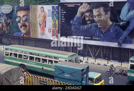 Indische Filmplakate und Werbung aus den Filmstudios von Bollywood in der Stadt Chennai in der Provinz Tamil Nadu in Indien. Indien, Chennai, April, Stockfoto