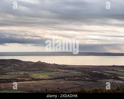 Panoramablick auf den Berg Szigliget und den Balaton-See auf Balatonfelvidék in Ungarn mit Weinbaugebiet Balaton im Vorland Stockfoto