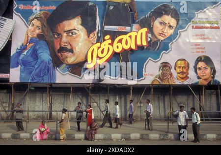 Indische Filmplakate und Werbung aus den Filmstudios von Bollywood in der Stadt Chennai in der Provinz Tamil Nadu in Indien. Indien, Chennai, April, Stockfoto