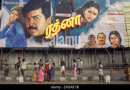 Indische Filmplakate und Werbung aus den Filmstudios von Bollywood in der Stadt Chennai in der Provinz Tamil Nadu in Indien. Indien, Chennai, April, Stockfoto