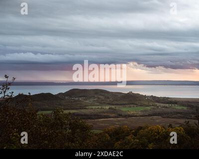 Panoramablick auf den Berg Szigliget und den Balaton auf Balatonfelvidék in Ungarn mit Weinanbaugebiet im Herbst, nahe Sonnenuntergang Stockfoto