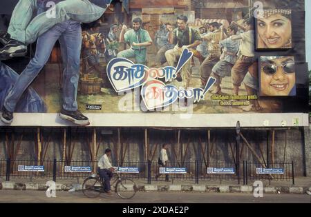 Indische Filmplakate und Werbung aus den Filmstudios von Bollywood in der Stadt Chennai in der Provinz Tamil Nadu in Indien. Indien, Chennai, April, Stockfoto