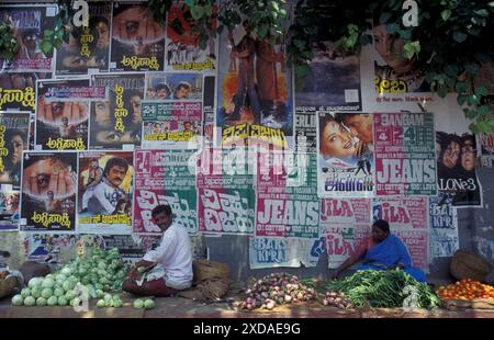 Indische Filmplakate und Werbung aus den Filmstudios von Bollywood auf einem Lebensmittelmarkt in der Stadt Chennai in der Provinz Tamil Nadu in Indien. Indien, Stockfoto