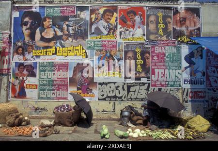 Indische Filmplakate und Werbung aus den Filmstudios von Bollywood auf einem Lebensmittelmarkt in der Stadt Chennai in der Provinz Tamil Nadu in Indien. Indien, Stockfoto