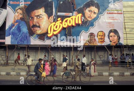 Indische Filmplakate und Werbung aus den Filmstudios von Bollywood in der Stadt Chennai in der Provinz Tamil Nadu in Indien. Indien, Chennai, April, Stockfoto